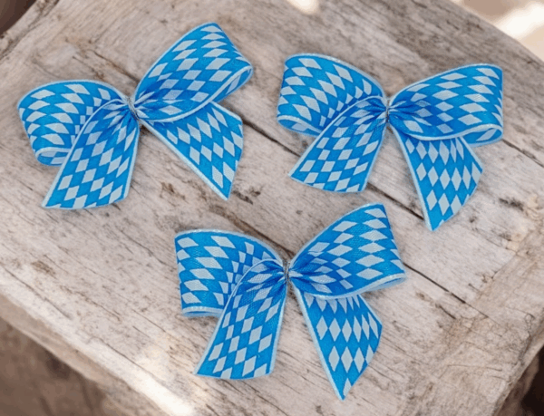 Bayerische Satin-Schleifen blau-weiß mit Clip/Klebepunkt – 10 Stück (80x50mm) – Bild 3