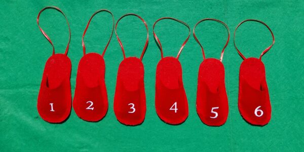 Deko Mini Pantoffeln bestickt mit den Zahlen 1-24 ca. 13x5cm