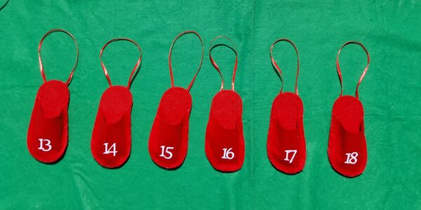 Deko Mini Pantoffeln bestickt mit den Zahlen 1-24 ca. 13x5cm – Bild 3