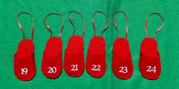 Deko Mini Pantoffeln bestickt mit den Zahlen 1-24 ca. 13x5cm – Bild 4