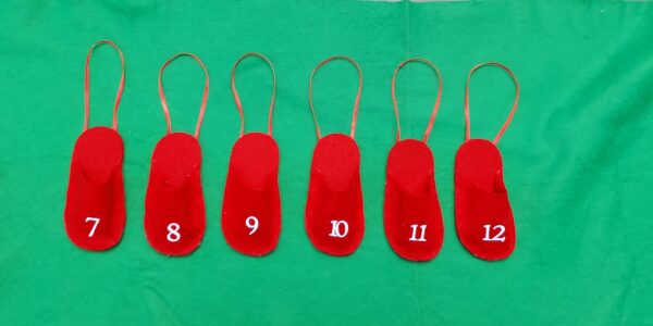 Deko Mini Pantoffeln bestickt mit den Zahlen 1-24 ca. 13x5cm – Bild 2