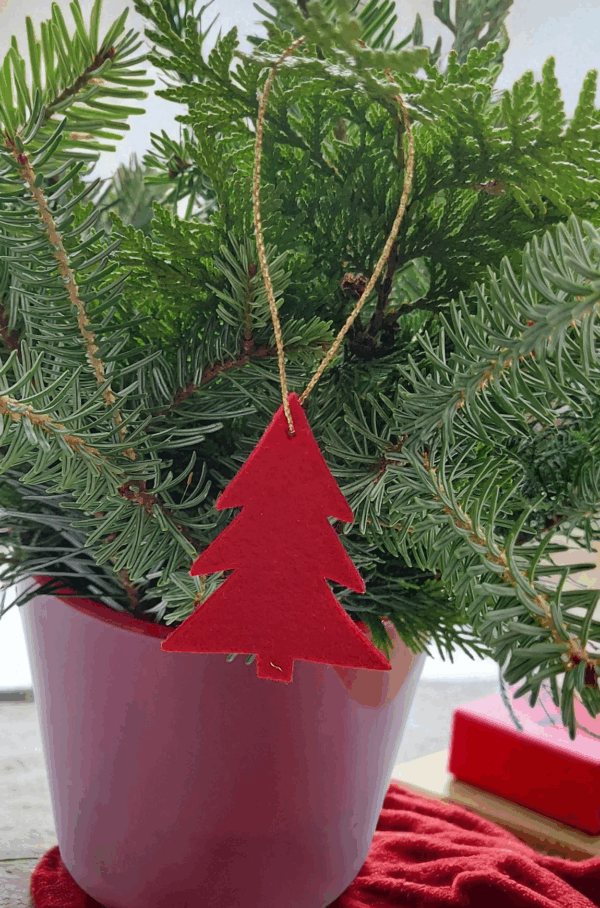Filzanhänger Tannenbaum rot – handgemachte Weihnachtsdeko 6,5 x 5 cm