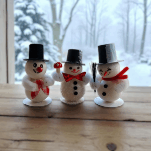 Frostiges Dutzend – 12 Schneemann Figuren ca. 6 cm | Winter Tischdeko & Weihnachtsdeko aus Watte
