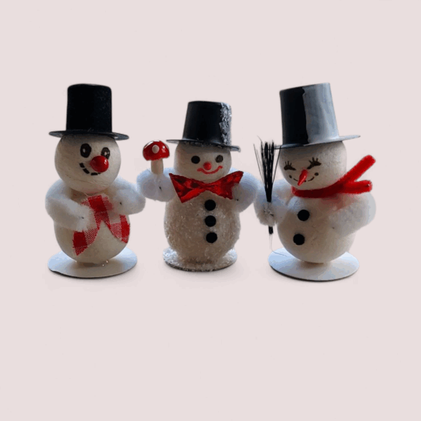 Frostiges Dutzend – 12 Schneemann Figuren ca. 6 cm | Winter Tischdeko & Weihnachtsdeko aus Watte – Bild 2