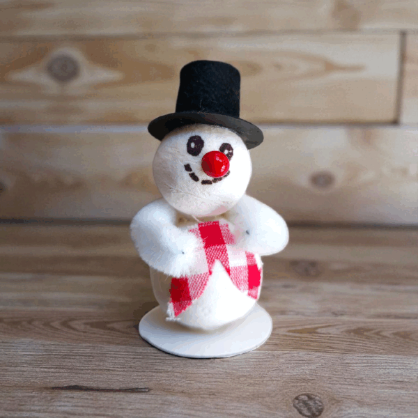 Frostiges Dutzend – 12 Schneemann Figuren ca. 6 cm | Winter Tischdeko & Weihnachtsdeko aus Watte – Bild 4