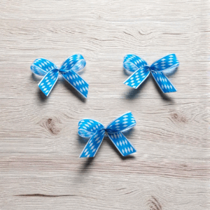 Bayerische Satin-Schleifen blau-weiß mit Clip/Klebepunkt – 10 Stück (60x40mm)