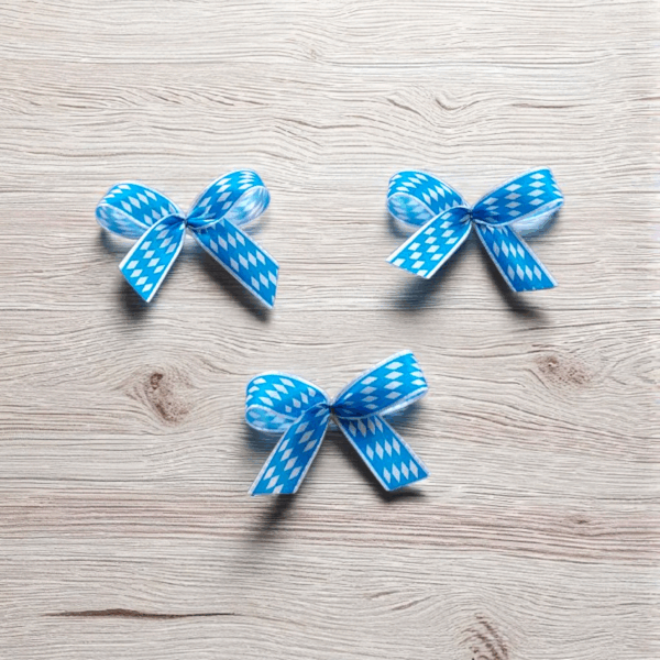 Bayerische Satin-Schleifen blau-weiß mit Clip/Klebepunkt – 10 Stück (60x40mm)