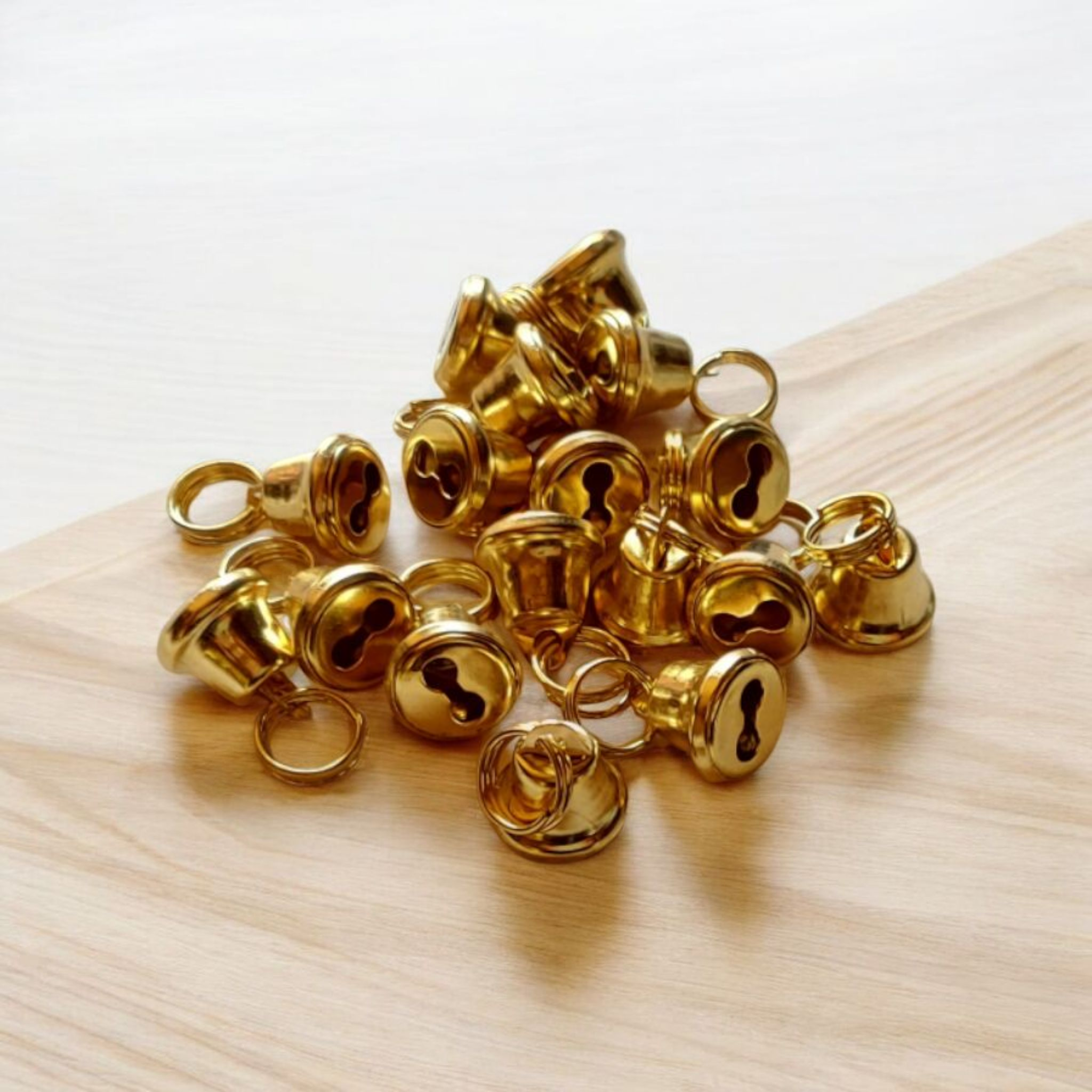 Mini Glocken & Schellen – 50 Stück gold | Bastel- & Dekoelemente Ø 8/10/12/14/15 mm