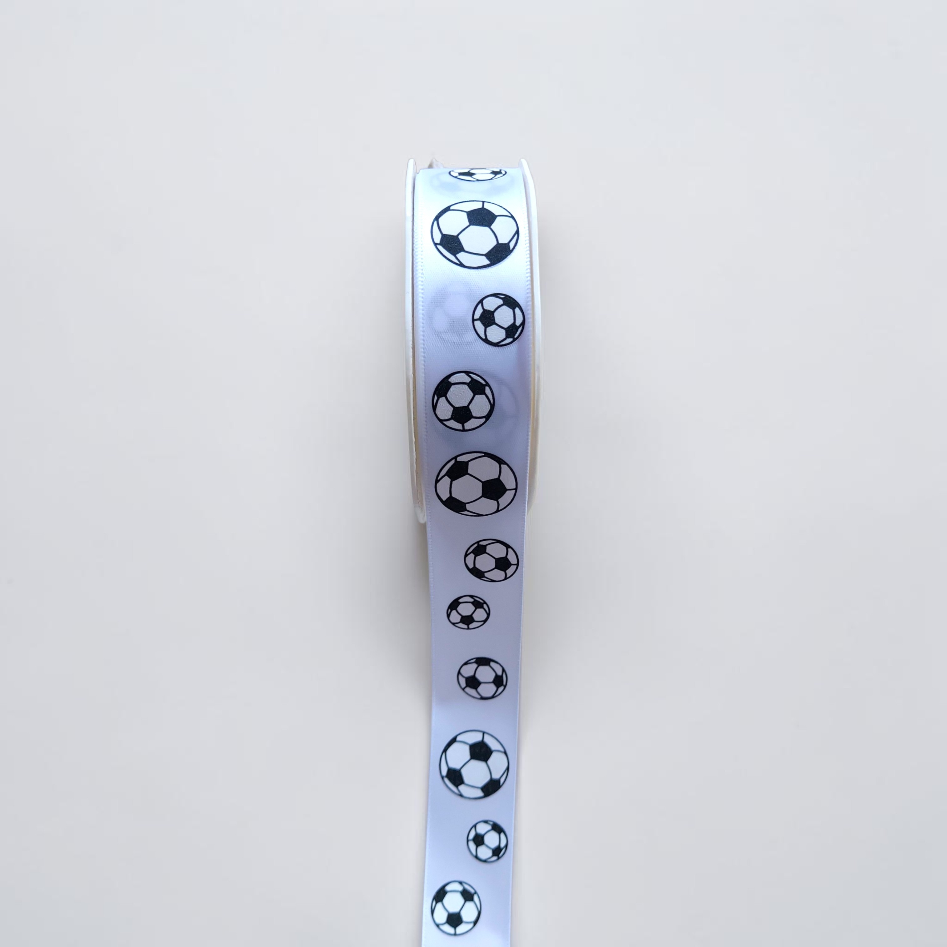 Satinband Fußball 25 mm breit – 15 m Rolle – Weißes Dekoband mit Fußballmotiv – Bild 3