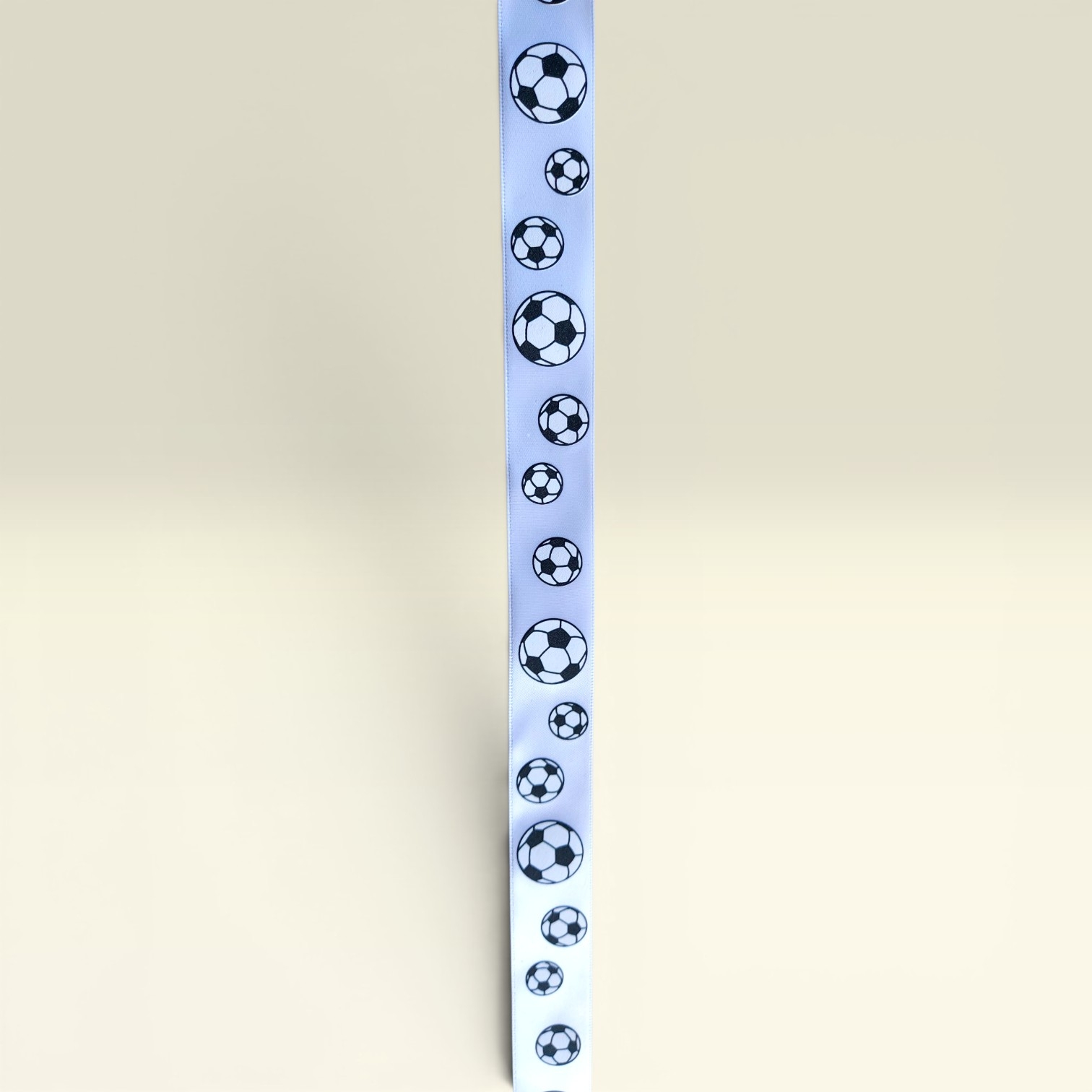 Satinband Fußball 25 mm breit – 15 m Rolle – Weißes Dekoband mit Fußballmotiv – Bild 4