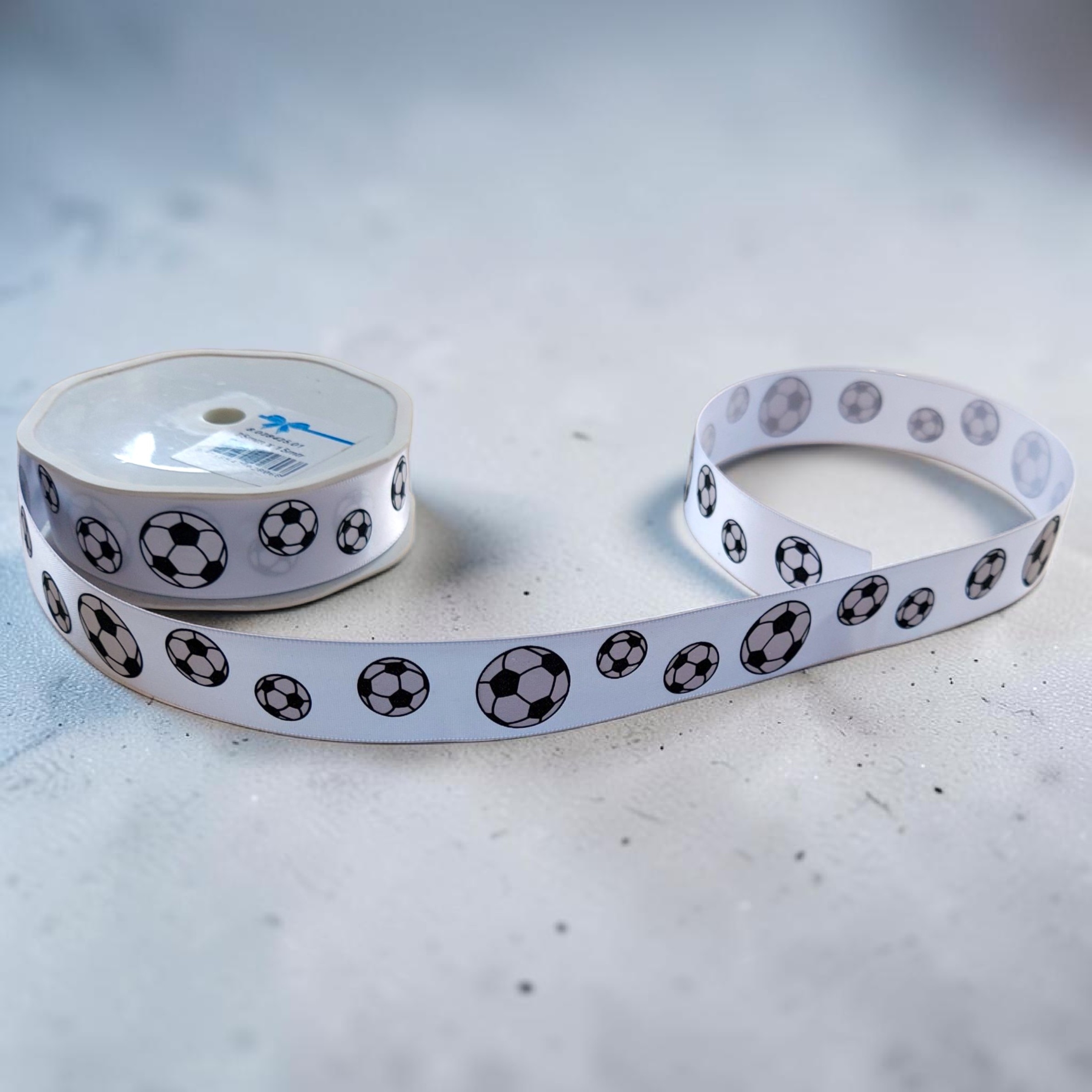 Satinband Fußball 25 mm breit – 15 m Rolle – Weißes Dekoband mit Fußballmotiv – Bild 5