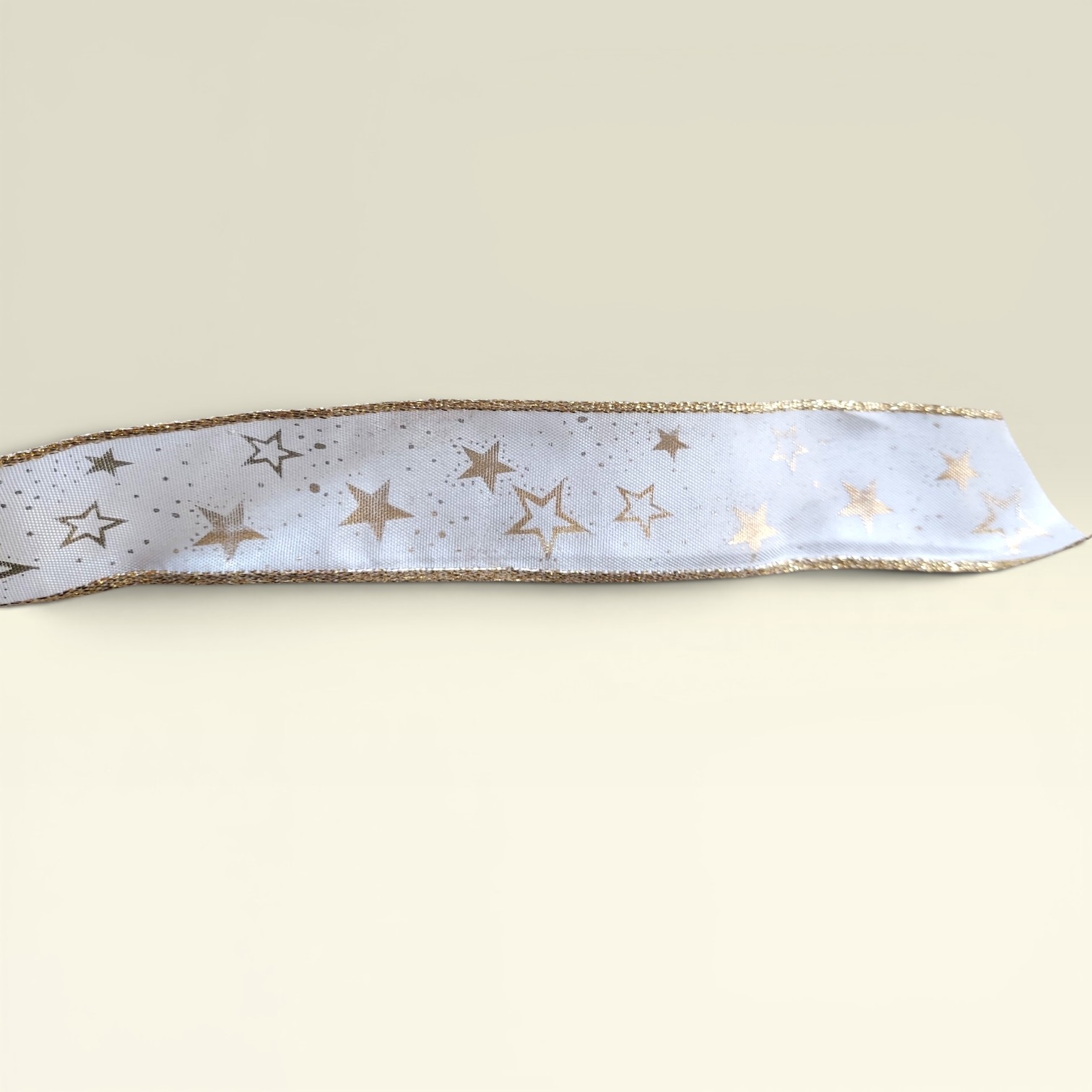 Sternenband Weiß-Gold 40 mm x 25 m mit Drahtkante – Dekoband mit goldenen Sternen für Weihnachten, Geschenke & Flor – Bild 2