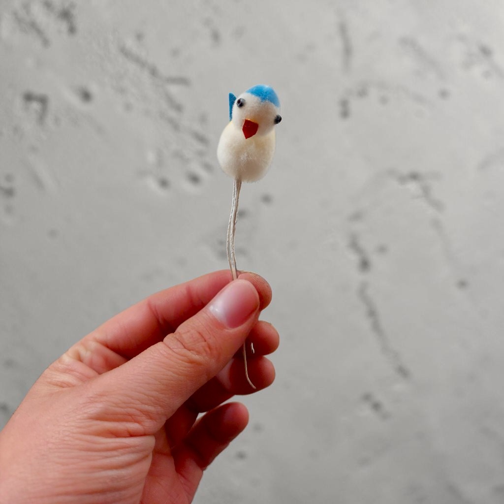 Wollvögel 3 cm – 10 Stück kleine Dekovögel mit flexiblem Draht – Bild 4